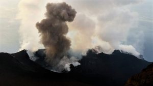 Esplosione stromboliana normale prodotta da uno dei crateri che si trovano all’interno della terrazza craterica sommitale del 2015 da Marco Neri. 