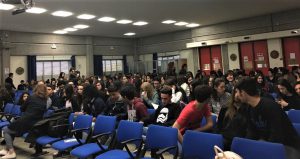 Al Liceo Archimede di Acireale: l'aula magna con tanti ragazzi in occasione di una manifestazione qualche tempo fa 