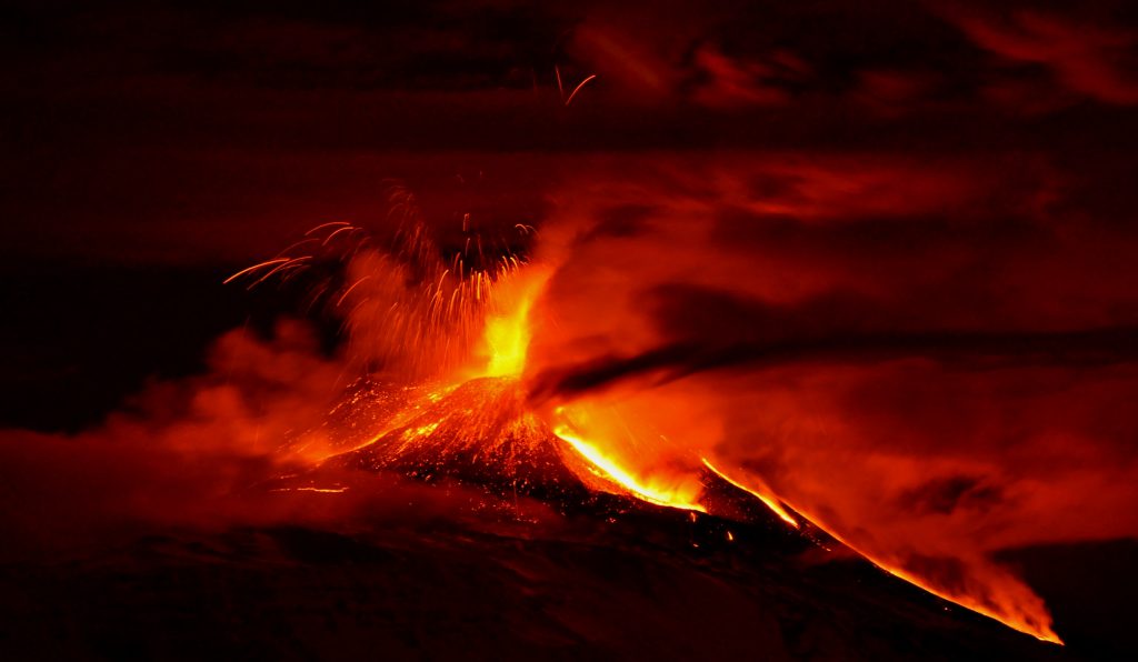 Vivere pericolosamente all’ombra di un vulcano attivo. Ma difendersi si può …