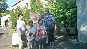 Foto ricordo on le maestre di lira giapponesi e la stele Unesco al Parco