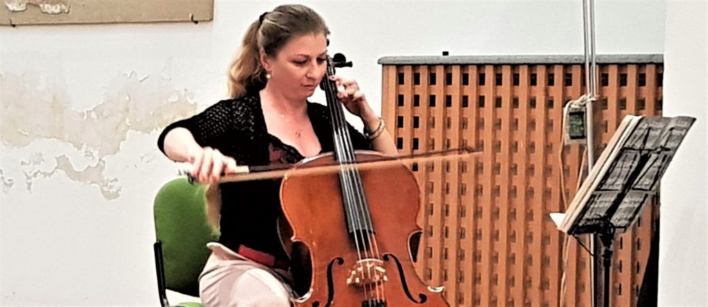 Flamenco sull’Etna. Bernadette, il suo violoncello, l’amore per la Sicilia