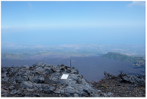 Il versante orientale dell’Etna, con la Valle del Bove e la costa ionica. In primo piano un caposaldo per la misura periodica dei movimenti del suolo. 