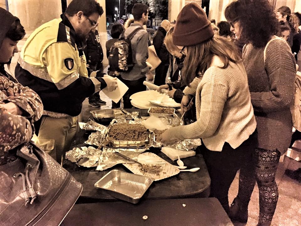 Tante mani tese verso i poveri in tutto il mondo. E in Sicilia tanti pranzi solidali