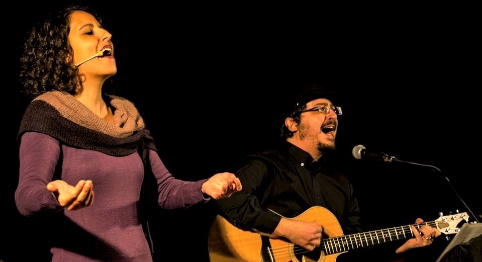 Metti una sera Vulcanica nel risorto teatro di Naso, al compleanno di Oriana, Artista con la A maiuscola