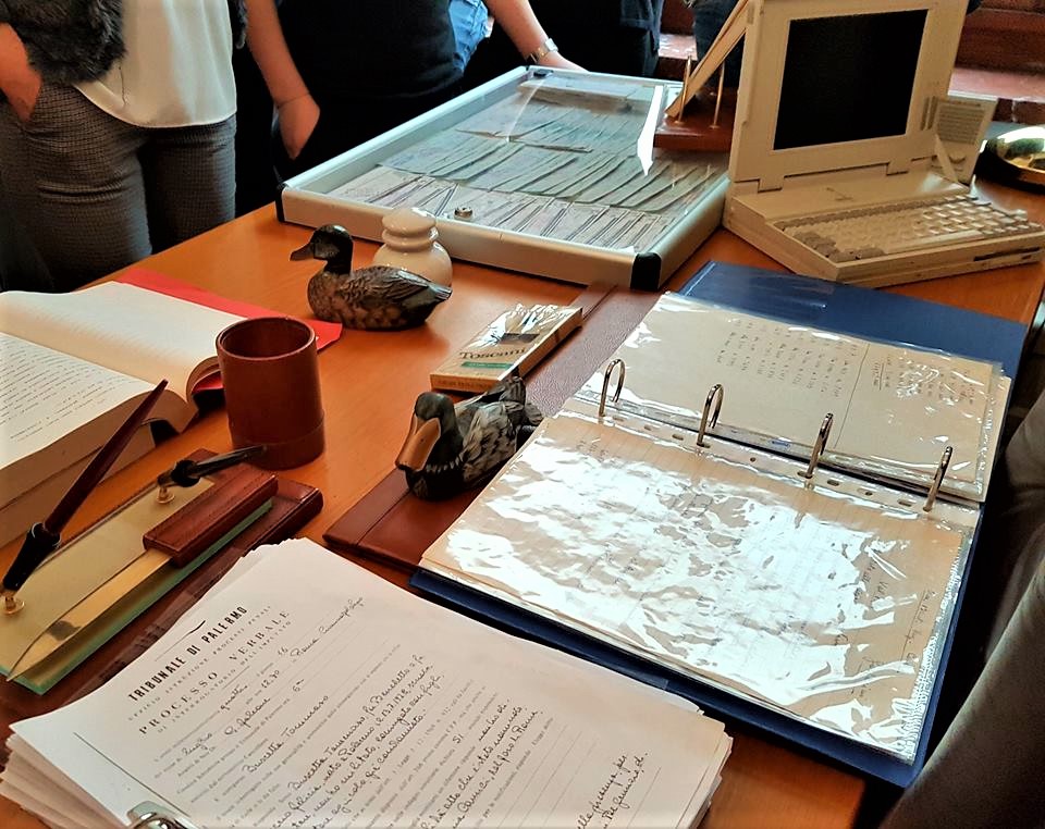 Intense emozioni al “bunkerino”. Là, dove lavoravano Falcone e Borsellino. In quelle stanze la loro storia e la loro anima