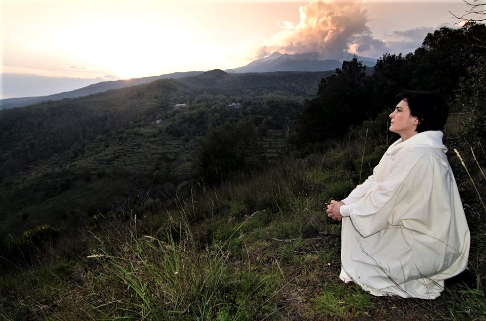 “Non mi sono mai allontanata da qui. Il mio cuore è rimasto dentro la bellezza di questo cratere spento”. Così parlò la Capinera, tornata a Monte Ilice