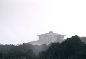 Aprile 1971. Vulcarolo è già sepolto dalle colate laviche. L'Osservatorio lo sarà totalmente qualche giorno dopo. Foto S. Scalia