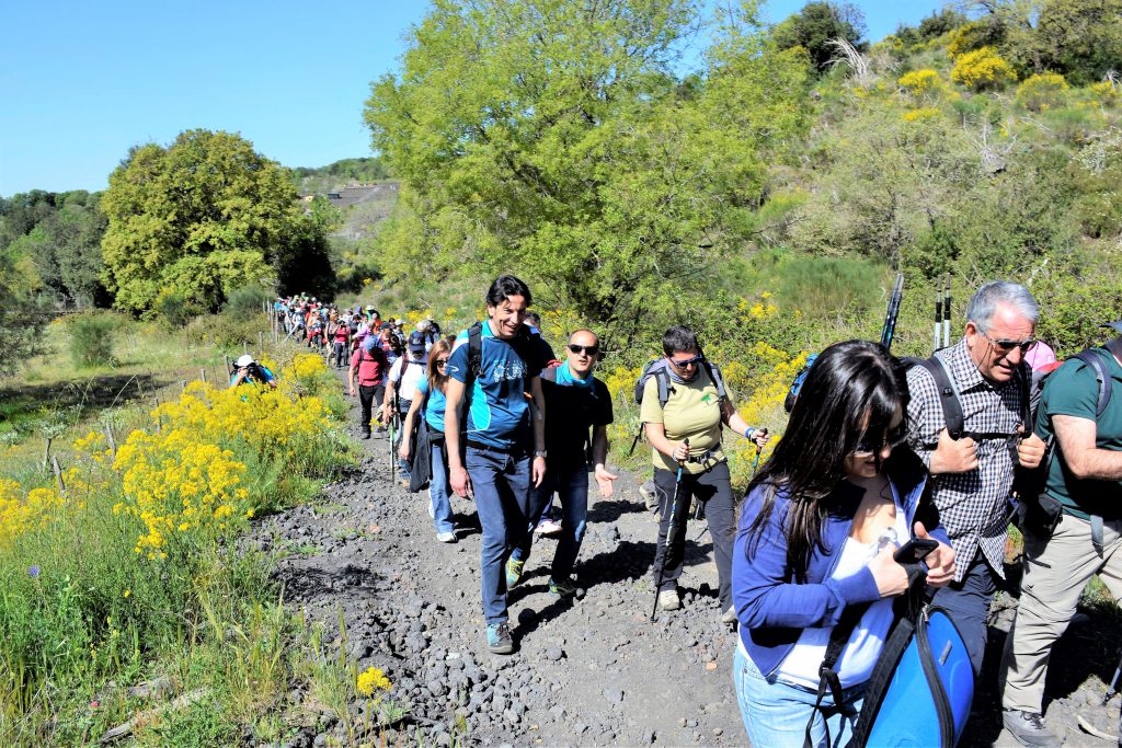 Da Nicolosi a Castiglione di Sicilia, a piedi o in bici, nel cuore della Grande Bellezza dell’Etna. Ecco il Sentiero delle Ginestre