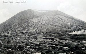 Il Cratere Centrale dell’Etna ad inizio del XX secolo. A destra è visibile la fumarola detta Vulcarolo
