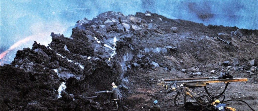 14 maggio 1983. Sull’Etna, quella movimentata notte di 35 anni fa. La deviazione della colata quando non c’era Internet e “La Sicilia” fece la ribattuta. Con il film di Fanfan Le Guern
