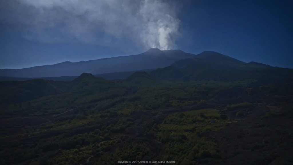 Vulcani fluttuanti sull’acqua. Le suggestive visioni di Gian Maria, “Aspettando la vita”