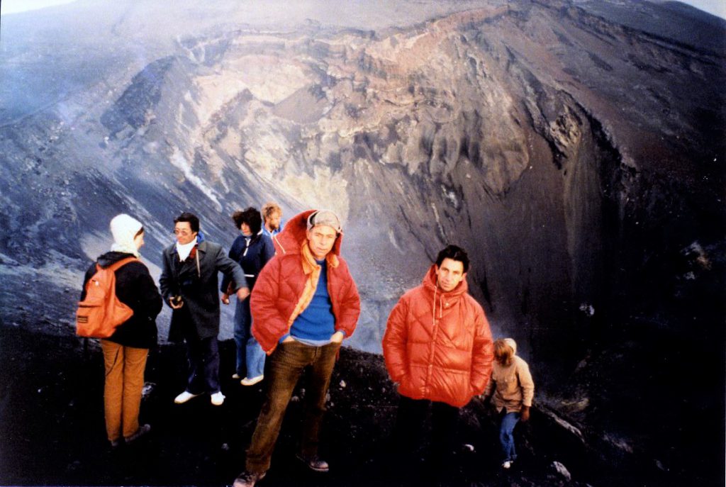 L’uomo che scese dentro il Cratere Centrale. Dedicato a Antonio Nicoloso, fuoriclasse dell’Etna e mito assoluto della Muntagna.The man who went down into the Central Crater. Dedicated to Antonio Nicoloso, Mount Etna star and absolute myth of Muntagna