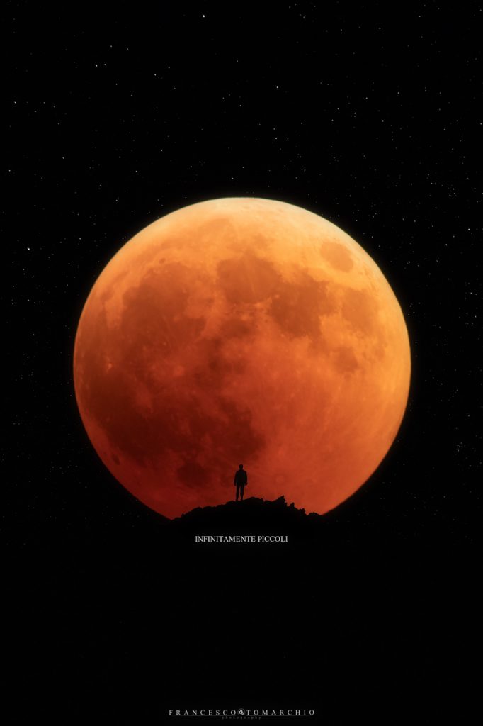 Tracce da una notte magica e uno spettacolo unico: l’Eclissi. Con tre fantastici attori: la Luna, la Terra, Marte. E noi, infinitamente piccoli