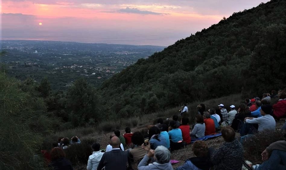 Quell’alba di Ferragosto a Monte Ilice. Che ci racconta che il sole si leva per tutti