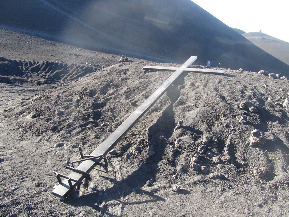 Svelato il mistero della croce al Cratere del Laghetto. “Ispirata dai fedeli dell’Opus Dei. Un omaggio a Escrivà, pellegrino sull’Etna”