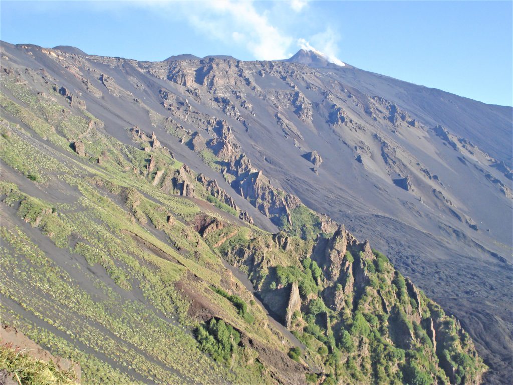 Un fianco dell’Etna si muove lateralmente. Il punto