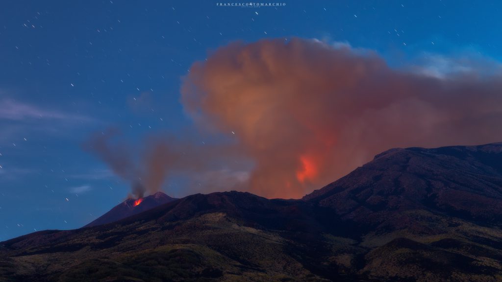 “Eravamo quattro amici sull’Etna”. Bagliori notturni e emozioni in timelapse