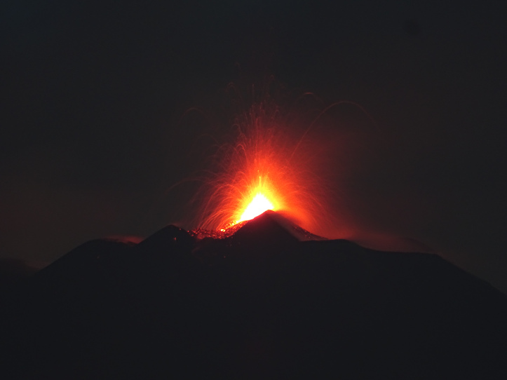 L’Etna, la lava e la luna. Immagini (ed emozioni) da una eruzione