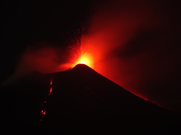 L’Etna fa gli straordinari: attività eruttiva al Nuovo Cratere di Sud-Est