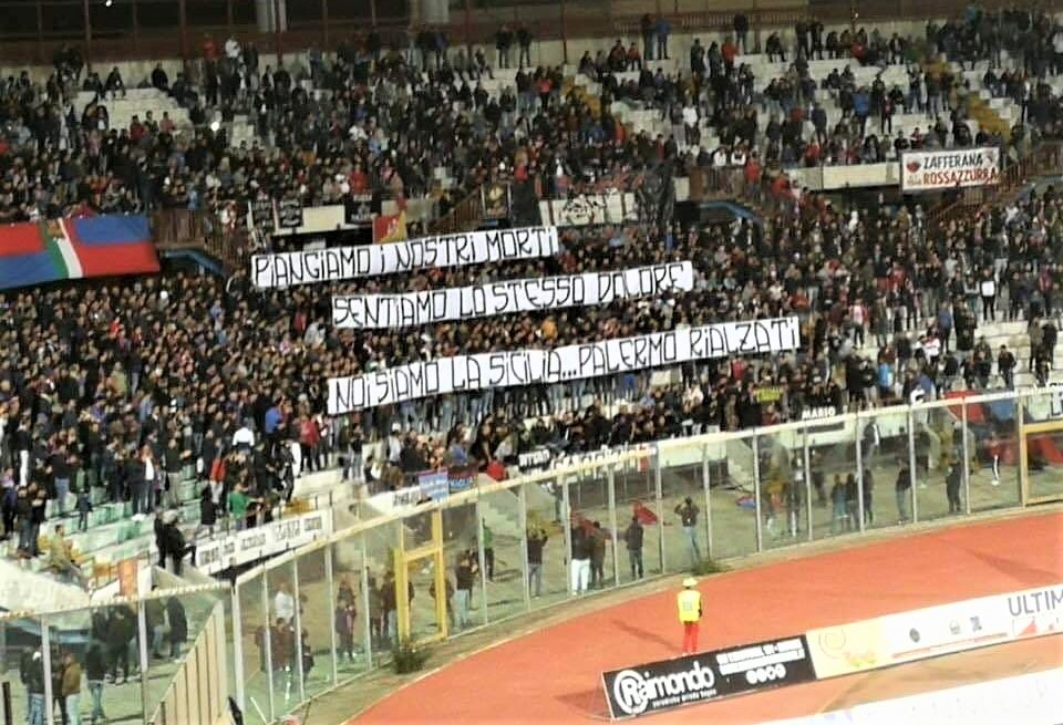 “Noi siamo la Sicilia … Palermo rialzati”. Quell’emozionante striscione allo stadio Massimino come il calumet della pace ?