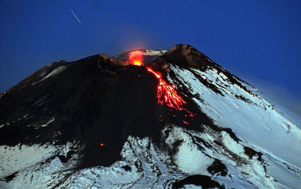 Lo spettacolo del “puttusiddu” nella notte dell’Etna. The show of “Puttusiddu ” on the Etna night