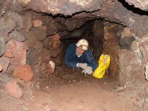 Durante l’esplorazione dei ruderi dell'antica chiesa uno speleologo avanza strisciando nel cunicolo scavato nel 1704 dai cavatori. Le dimensioni medie della galleria sono di cm 80x 80