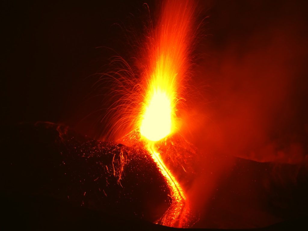 Etna, Cratere di Sud Est, due anni fa. Le meravigliose immagini di un grande spettacolo notturno