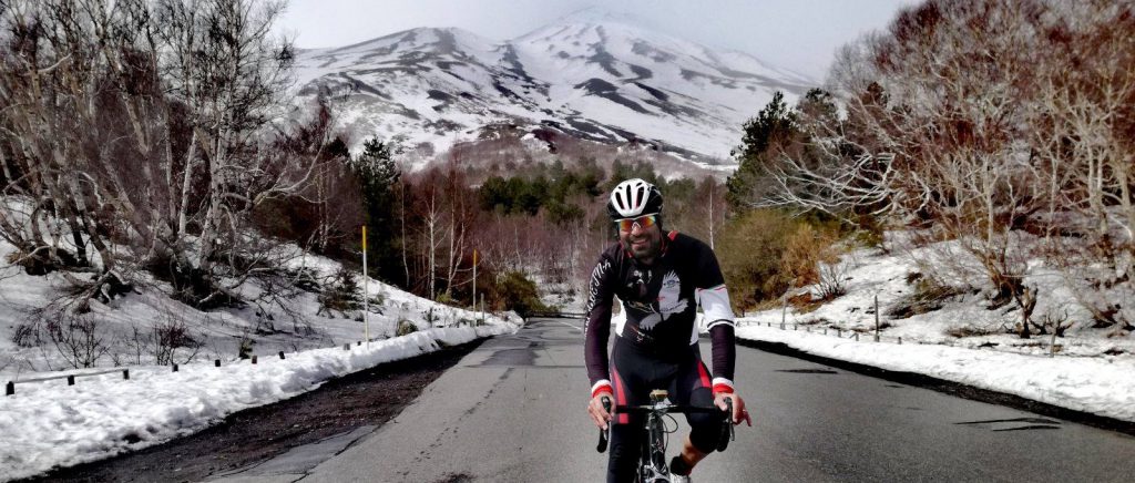 La bellissima favola dei “Salitomani dell’Etna”. Alla gioiosa conquista delle grandi vette d’Europa, per amore della bici e della natura, con l’orgoglio di una maglia