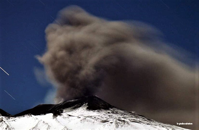 L’Etna sbuffa ed emette cenere. “Non si tratta di una nuova eruzione, ma di una semplice ripresa dell’attività sommitale persistente”