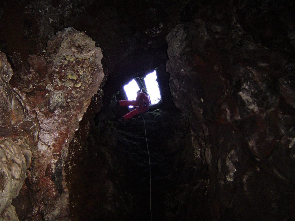 Speleologia diabolica: la Grotta delle Palombe sull’Etna, nata con l’eruzione del 1669 … ingresso agli Inferi