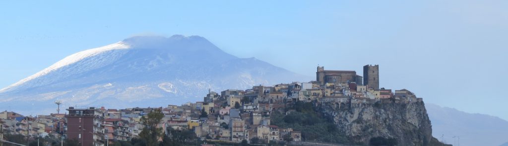 La motta di Motta Sant’Anastasia, il paese cresciuto sul “neck”
