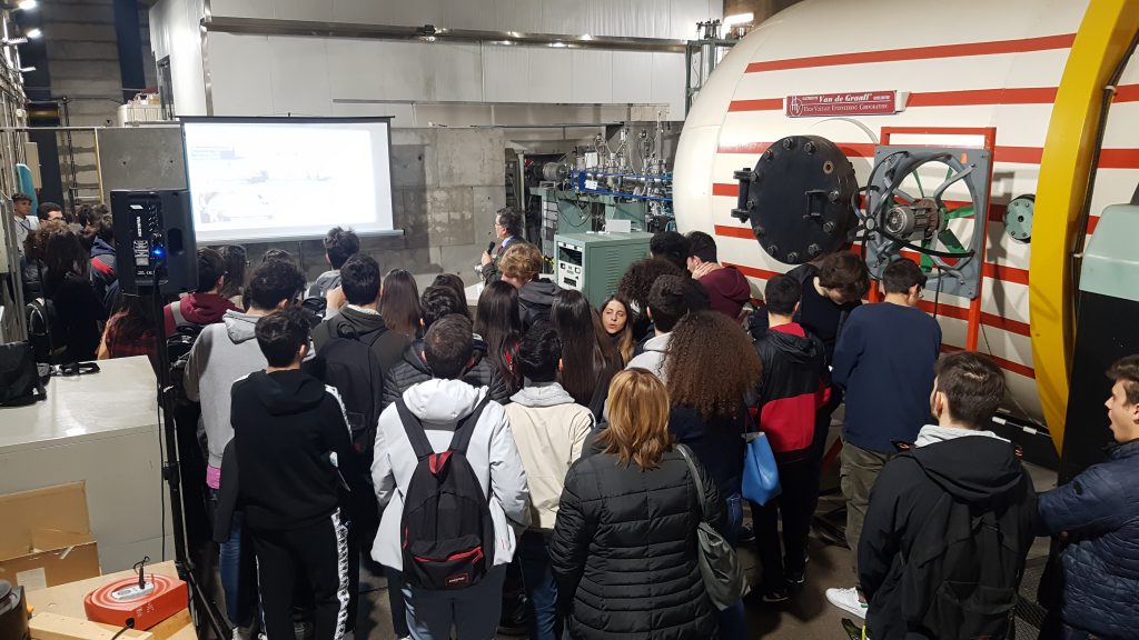 Tra esperimenti per i bambini e “Conversazioni atomiche”, la fisica nucleare alla portata di tutti