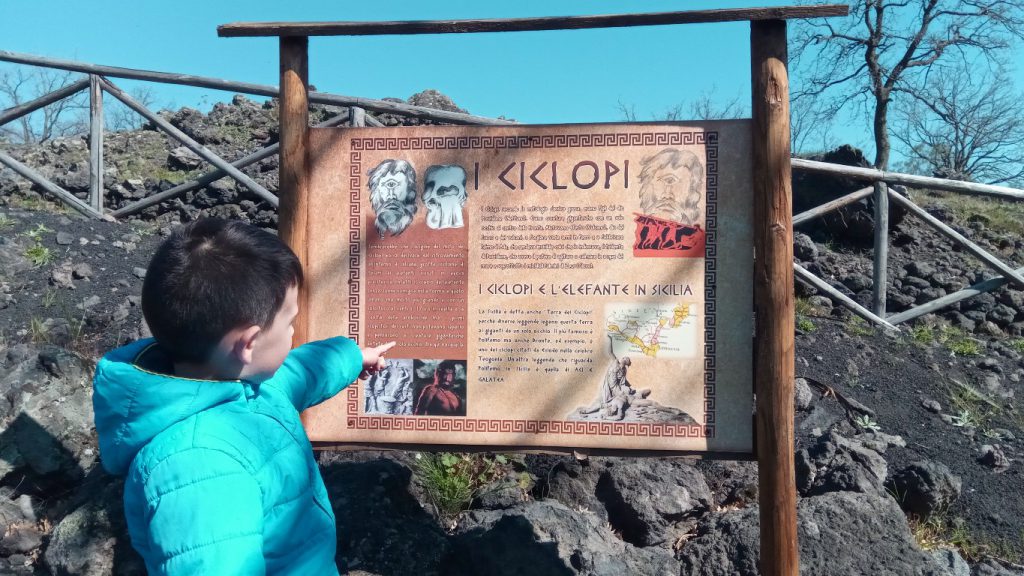 A tu per tu con i fascinosi miti dell’Etna in un teatro e in un parco tematico