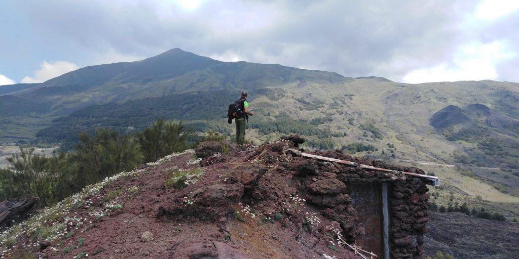 Tra lave e boschi, grotte e rifugi, panorami mozzafiato. Il paradiso di nome Etna in un itinerario per tutti