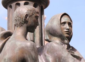 Le statue bronzee di Anfinomo, Anapìa e dei loro genitori – Piazza dell’Università, Catania (Foto S. Scalia) 1