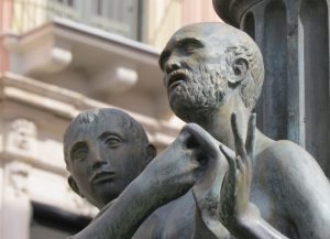 Le statue bronzee di Anfinomo, Anapìa e dei loro genitori – Piazza dell’Università, Catania (Foto S. Scalia) 2