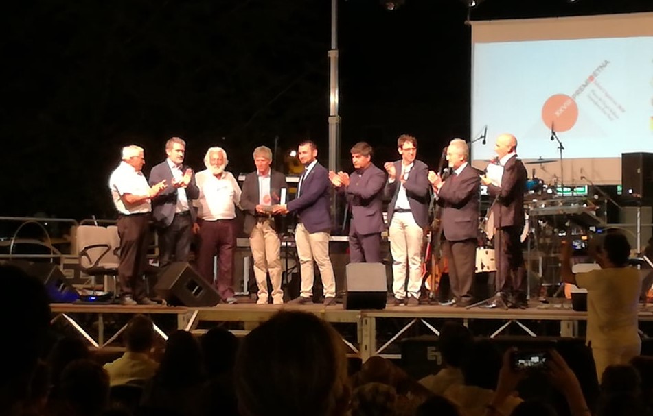 Il Premio Etna al grande Giovanni Tomarchio, “simbolo assoluto della corretta informazione e modello da imitare per tanti ragazzi” che amano la Muntagna
