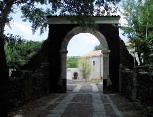 L’ingresso al Monastero di San Nicolò l’Arena, a Nicolosi – Foto S. Scalia