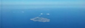 L’isola di Ustica dall’aereo – Foto S. Scalia