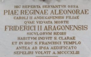 Un particolare della lapide che indica il luogo dove si trovano i resti della Regina Eleonora, nella Chiesa di San Francesco all’Immacolata, a Catania.