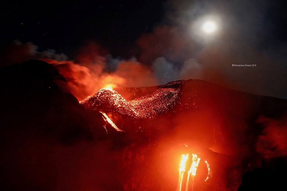 Etna, fantastica è la notte dentro la Voragine. Etna, a fantastic night inside the Voragine