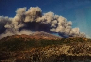 Immagini delle prime fasi dell’eruzione nel versante nord-est (da cartoline postali della mia collezione personale)