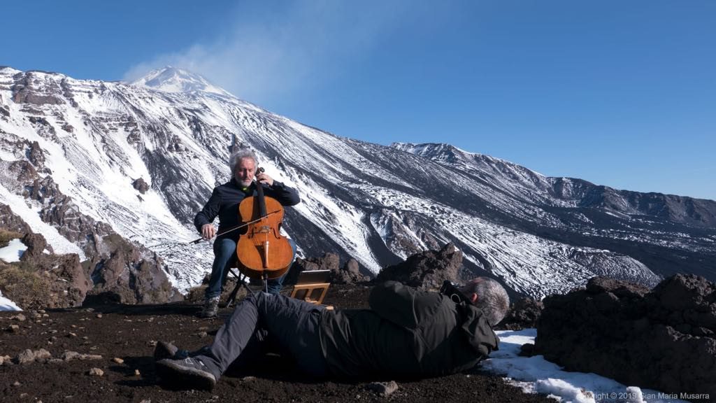 L’Etna, il divino Bach, il violoncello di Mario Brunello: un’altra magia di Gian Maria Musarra