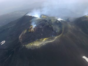 L’area sommitale dell’Etna dopo i quattro parossismi di dicembre 2015 (Foto Butterfly Helicopters)
