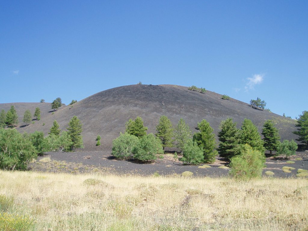 Tra le accoglienti braccia di Mamma Etna, a piedi sui sentieri del Parco. Là dove il Coronavirus fa meno paura