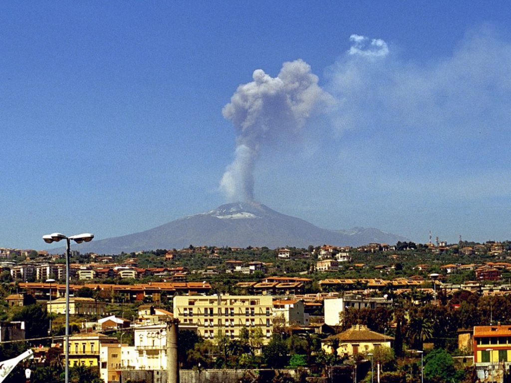 Accadde vent’anni fa: così l’Etna salutò il nuovo millennio
