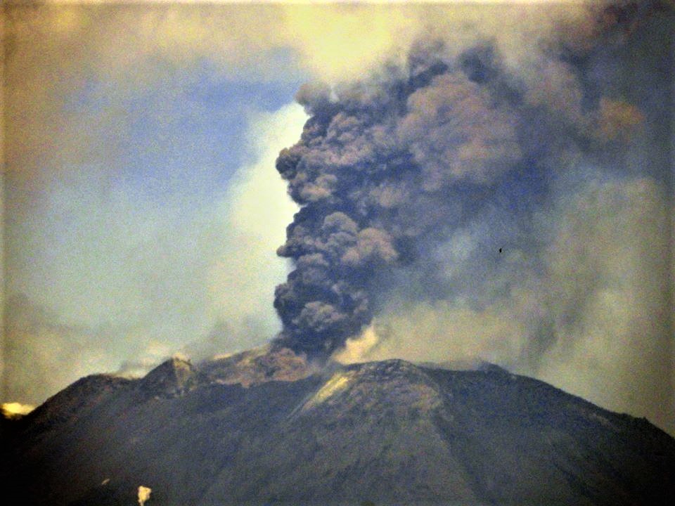 Etna, una domenica di intensa attività