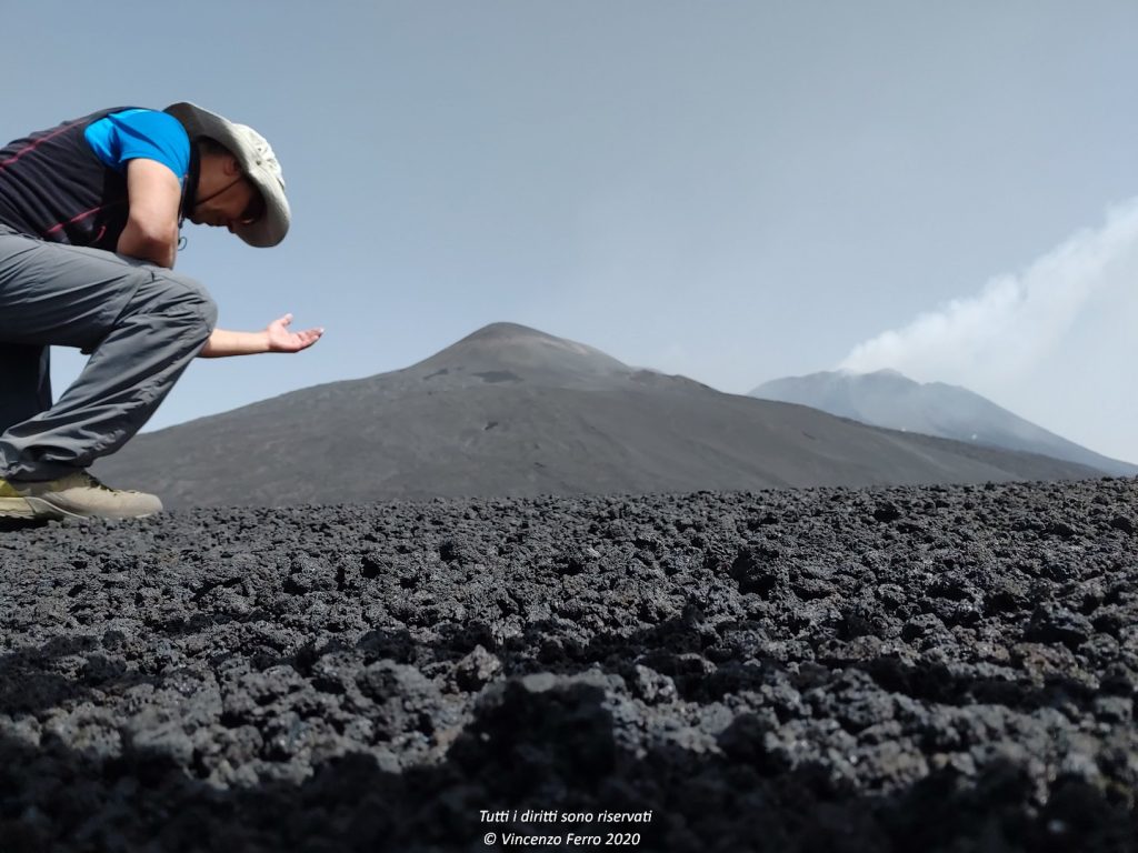 “Oltre 100 chilometri a modo mio, a passo lento, alla riscoperta di sua Maestà Etna. Un inno alla vita per sconfiggere la paura”