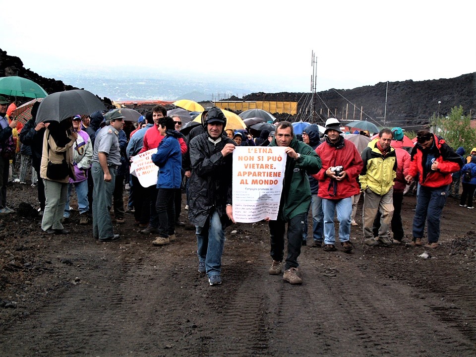 Le guide contro i divieti, i paradossi della fruizione dell’Etna affidata alla Protezione Civile