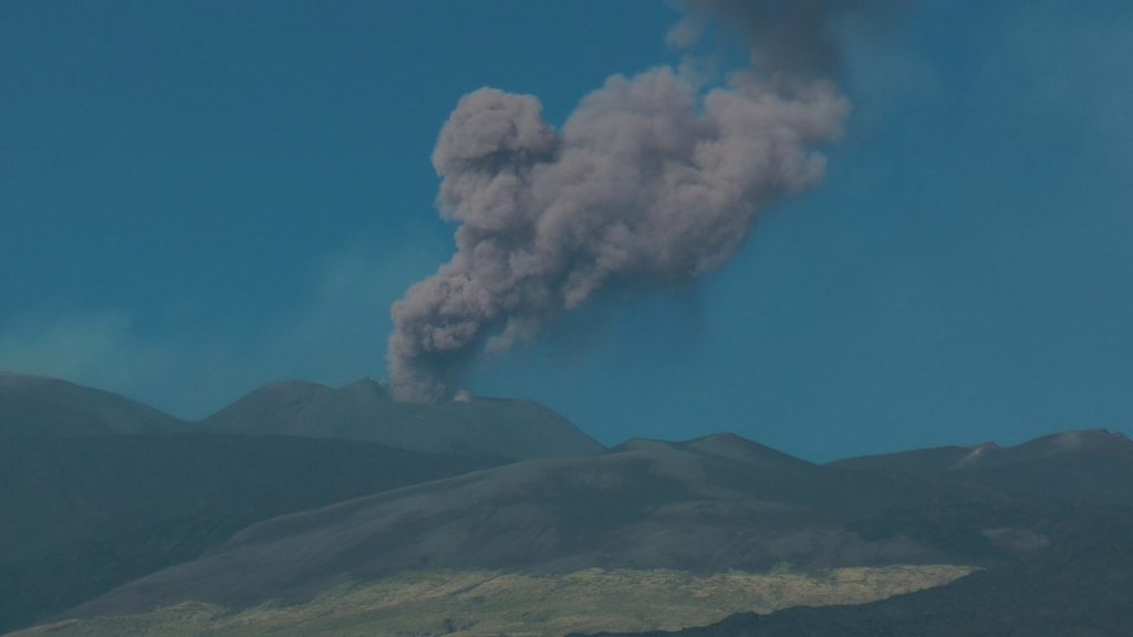 Etna, il gran pennacchio di cenere del Cratere di Sud Est. Video